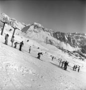 Skifahrer (Positivo) di Foto Elisabeth Fuchs-Hauffen, Überlingen/Bodensee,Fuchs-Hauffen, Elisabeth (1977/03/01 - 1977/03/31)