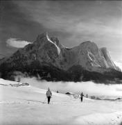 Skifahrer (Positivo) di Foto Elisabeth Fuchs-Hauffen, Überlingen/Bodensee,Fuchs-Hauffen, Elisabeth (1977/03/01 - 1977/03/31)
