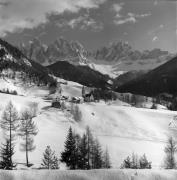 Bauernhof Villnöß-St. Magdalena (Positivo) di Foto Elisabeth Fuchs-Hauffen, Überlingen/Bodensee,Fuchs-Hauffen, Elisabeth (1977/03/01 - 1977/03/31)