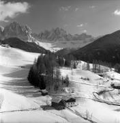 Bauernhof Villnöß-St. Magdalena (Positivo) di Foto Elisabeth Fuchs-Hauffen, Überlingen/Bodensee,Fuchs-Hauffen, Elisabeth (1977/03/01 - 1977/03/31)
