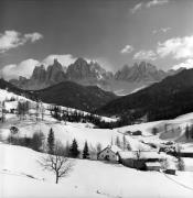 Bauernhof Villnöß-St. Magdalena (Positivo) di Foto Elisabeth Fuchs-Hauffen, Überlingen/Bodensee,Fuchs-Hauffen, Elisabeth (1977/03/01 - 1977/03/31)