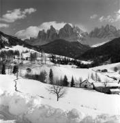 Bauernhof Villnöß-St. Magdalena (Positivo) di Foto Elisabeth Fuchs-Hauffen, Überlingen/Bodensee,Fuchs-Hauffen, Elisabeth (1977/03/01 - 1977/03/31)