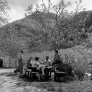 Wanderer/Ausflügler (Positivo) di Foto Elisabeth Fuchs-Hauffen, Überlingen/Bodensee,Fuchs-Hauffen, Elisabeth (1977/04/01 - 1977/04/43)