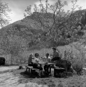 Wanderer/Ausflügler (Positivo) di Foto Elisabeth Fuchs-Hauffen, Überlingen/Bodensee,Fuchs-Hauffen, Elisabeth (1977/04/01 - 1977/04/43)