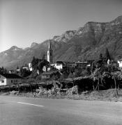 Straße: Kaltern (Positivo) di Foto Elisabeth Fuchs-Hauffen, Überlingen/Bodensee,Fuchs-Hauffen, Elisabeth (1970/10/01 - 1970/10/31)