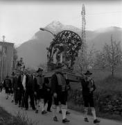 Tracht: Dorf Tirol (Positivo) di Foto Elisabeth Fuchs-Hauffen, Überlingen/Bodensee,Fuchs-Hauffen, Elisabeth (1970/05/01 - 1970/05/31)