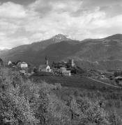 Schloß Mayenburg (Lana) (Positivo) di Foto Elisabeth Fuchs-Hauffen, Überlingen/Bodensee,Fuchs-Hauffen, Elisabeth (1970/05/01 - 1970/05/31)