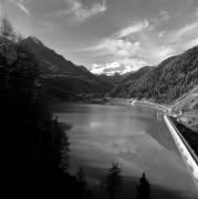 Stausee (Positivo) di Foto Elisabeth Fuchs-Hauffen, Überlingen/Bodensee,Fuchs-Hauffen, Elisabeth (1968/09/01 - 1968/09/93)