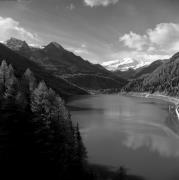 Stausee (Positivo) di Foto Elisabeth Fuchs-Hauffen, Überlingen/Bodensee,Fuchs-Hauffen, Elisabeth (1968/09/01 - 1968/09/93)