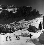 Skifahrer (Positivo) di Foto Elisabeth Fuchs-Hauffen, Überlingen/Bodensee,Fuchs-Hauffen, Elisabeth (1975/03/01 - 1975/03/31)