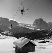 Skifahrer (Positivo) di Foto Elisabeth Fuchs-Hauffen, Überlingen/Bodensee,Fuchs-Hauffen, Elisabeth (1968/03/01 - 1968/03/31)