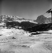 Skifahrer (Positivo) di Foto Elisabeth Fuchs-Hauffen, Überlingen/Bodensee,Fuchs-Hauffen, Elisabeth (1977/03/01 - 1977/03/31)