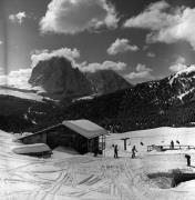Skifahrer (Positivo) di Foto Elisabeth Fuchs-Hauffen, Überlingen/Bodensee,Fuchs-Hauffen, Elisabeth (1977/03/01 - 1977/03/31)