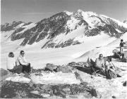 Skigebiet (Positivo) di Foto Elisabeth Fuchs-Hauffen, Überlingen/Bodensee,Fuchs-Hauffen, Elisabeth (1969/03/01 - 1969/03/33)