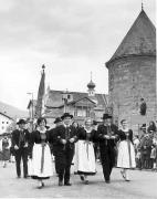 Umzug: Trachten, Bruneck (Positivo) di Foto Elisabeth Fuchs-Hauffen, Überlingen/Bodensee,Fuchs-Hauffen, Elisabeth (1969/07/01 - 1969/07/31)