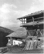 Bauernhof Sarntal (Positivo) di Foto Elisabeth Fuchs-Hauffen, Überlingen/Bodensee,Fuchs-Hauffen, Elisabeth (1975/07/01 - 1975/07/31)