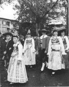 Grödner Tracht (Positivo) di Foto Elisabeth Fuchs-Hauffen, Überlingen/Bodensee,Fuchs-Hauffen, Elisabeth (1969/07/01 - 1969/07/31)