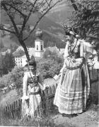 Grödner Tracht (Positivo) di Foto Elisabeth Fuchs-Hauffen, Überlingen/Bodensee,Fuchs-Hauffen, Elisabeth (1969/07/01 - 1969/07/31)