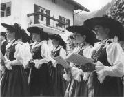 Grödner Tracht (Positivo) di Foto Elisabeth Fuchs-Hauffen, Überlingen/Bodensee,Fuchs-Hauffen, Elisabeth (1969/07/01 - 1969/07/31)