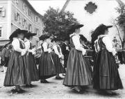 Grödner Tracht (Positivo) di Foto Elisabeth Fuchs-Hauffen, Überlingen/Bodensee,Fuchs-Hauffen, Elisabeth (1969/07/01 - 1969/07/31)