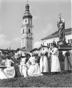 Grödner Tracht (Positivo) di Foto Elisabeth Fuchs-Hauffen, Überlingen/Bodensee,Fuchs-Hauffen, Elisabeth (1969/07/01 - 1969/07/31)