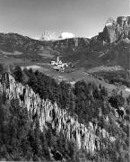 piramidi di terra (Positivo) di Foto Elisabeth Fuchs-Hauffen, Überlingen/Bodensee,Fuchs-Hauffen, Elisabeth (1970/06/01 - 1970/06/63)