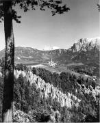 piramidi di terra (Positivo) di Foto Elisabeth Fuchs-Hauffen, Überlingen/Bodensee,Fuchs-Hauffen, Elisabeth (1970/06/01 - 1970/06/63)