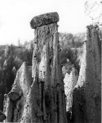 piramidi di terra (Positivo) di Foto Elisabeth Fuchs-Hauffen, Überlingen/Bodensee,Fuchs-Hauffen, Elisabeth (1970/06/01 - 1970/06/63)