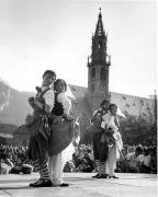 Volkstanz (Positivo) di Foto Elisabeth Fuchs-Hauffen, Überlingen/Bodensee,Fuchs-Hauffen, Elisabeth (1978/07/01 - 1978/07/31)