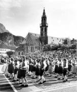 Volkstanz (Positivo) di Foto Elisabeth Fuchs-Hauffen, Überlingen/Bodensee,Fuchs-Hauffen, Elisabeth (1978/07/01 - 1978/07/31)