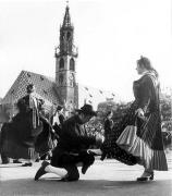 Volkstanz (Positivo) di Foto Elisabeth Fuchs-Hauffen, Überlingen/Bodensee,Fuchs-Hauffen, Elisabeth (1978/07/01 - 1978/07/31)