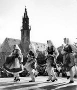 Volkstanz (Positivo) di Foto Elisabeth Fuchs-Hauffen, Überlingen/Bodensee,Fuchs-Hauffen, Elisabeth (1978/07/01 - 1978/07/31)