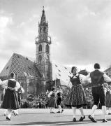 Volkstanz (Positivo) di Foto Elisabeth Fuchs-Hauffen, Überlingen/Bodensee,Fuchs-Hauffen, Elisabeth (1978/07/01 - 1978/07/31)