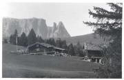 Almhütte Heißbäck/Boccia di Monte (Seiser Alm) (Positivo) di Bährendt, Leo (1902/01/01 - 1939/12/23)
