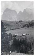 Almhütte Heißbäck/Boccia di Monte (Seiser Alm) (Positivo) di Bährendt, Leo (1902/01/01 - 1939/12/23)