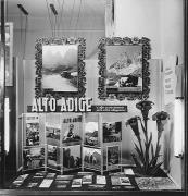 agenzia viaggi (Positivo) di Foto Pozzar & Figlio (1956/01/01 - 1956/12/31)