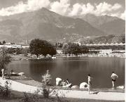 Badegäste in/bei Schwimmbad (Positivo) di Foto Fuchs-Hauffen, Überlingen (1950/01/01 - 1969/12/31)