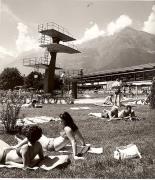 Badegäste in/bei Schwimmbad (Positivo) di Foto Fuchs-Hauffen, Überlingen (1950/01/01 - 1969/12/31)