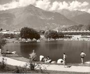 Badegäste in/bei Schwimmbad (Positivo) di Foto Fuchs-Hauffen, Überlingen (1950/01/01 - 1969/12/31)