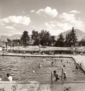 Badegäste in/bei Schwimmbad (Positivo) di Foto Fuchs-Hauffen, Überlingen (1950/01/01 - 1969/12/31)