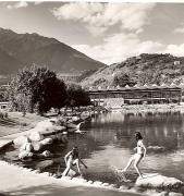 Badegäste in/bei Schwimmbad (Positivo) di Foto Fuchs-Hauffen, Überlingen (1950/01/01 - 1969/12/31)
