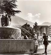 Brunnen in Bozen Froschbrunnen Bahnhofsplatz (Positivo) di Foto Fuchs-Hauffen, Überlingen (1950/01/01 - 1969/12/31)