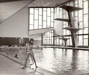 Badegäste in/bei Schwimmbad (Positivo) di Foto Fritz Keitsch, Bozen (1950/01/01 - 1969/12/31)