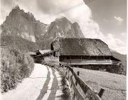 Bauernhof Kastelruth-Seis am Schlern (Positivo) di Foto Fuchs-Hauffen, Überlingen (1950/01/01 - 1969/12/31)