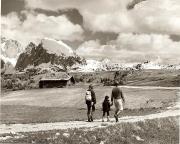 Almhütte Seiser Alm (Positivo) di Foto Fuchs-Hauffen, Überlingen (1950/01/01 - 1969/12/31)