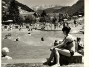 Badegäste in/bei Schwimmbad (Positivo) di Foto Fuchs-Hauffen, Überlingen (1950/01/01 - 1969/12/31)