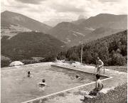 Badegäste in/bei Schwimmbad (Positivo) di Foto Fuchs-Hauffen, Überlingen (1950/01/01 - 1969/12/31)