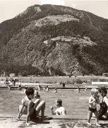 Badegäste in/bei Schwimmbad (Positivo) di Foto Fuchs-Hauffen, Überlingen (1950/01/01 - 1969/12/31)