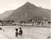 Badegäste in/bei Schwimmbad (Positivo) di Foto Fuchs-Hauffen, Überlingen (1950/01/01 - 1969/12/31)