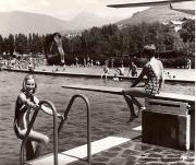 Badegäste in/bei Schwimmbad (Positivo) di Foto Tappeiner, Meran (1950/01/01 - 1969/12/31)